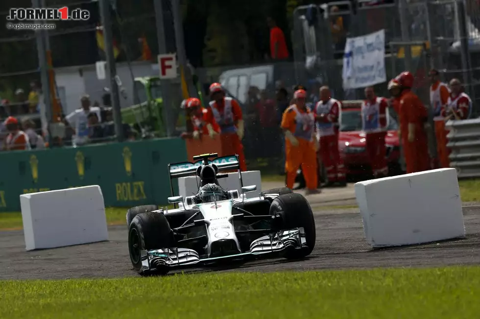 L'Equipe (Frankreich): "Wer einen erbitterten Zweikampf zwischen Lewis Hamilton und Nico Rosberg erwartet hatte, wurde enttäuscht. Beide Mercedes haben sich auf der Strecke mehr oder weniger freiwillig gemieden. Daniel Ricciardo hat sich einmal mehr das Vergnügen verschafft, seinen Teamkollegen Sebastian Vettel noch vom fünften Platz zu verdrängen. Enttäuscht waren wieder einmal die Tifosi nach dem Ausfall von Fernando Alonso und dem neunten Platz von Kimi Räikkönen." Foto zur News: L'Equipe (Frankreich): "Wer einen erbitterten Zweikampf zwischen Lewis Hamilton und Nico Rosberg erwartet hatte, wurde enttäuscht. Beide Mercedes haben sich auf der Strecke mehr oder weniger freiwillig gemieden. Daniel Ricciardo hat sich einmal mehr das Vergnügen verschafft, seinen Teamkollegen Sebastian Vettel noch vom fünften Platz zu verdrängen. Enttäuscht waren wieder einmal die Tifosi nach dem Ausfall von Fernando Alonso und dem neunten Platz von Kimi Räikkönen."