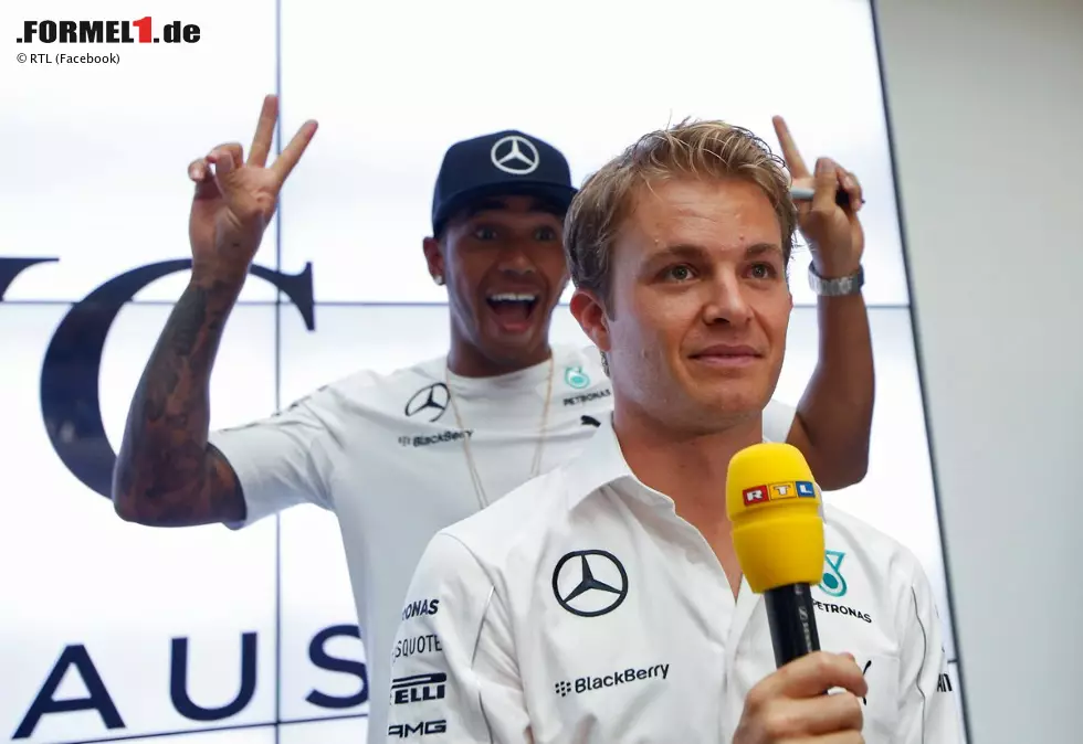 Foto zur News: &quot;Photobombing&quot; beim PR-Termin in Downtown Singapur: Alles wieder gut zwischen Nico und Lewis? Zumindest wirkt der Umgang der beiden Ex-Freunde miteinander entspannter als noch in Monza. Und auch in der Weltmeisterschaft nähern sie sich weiter an. Dazu aber später mehr.