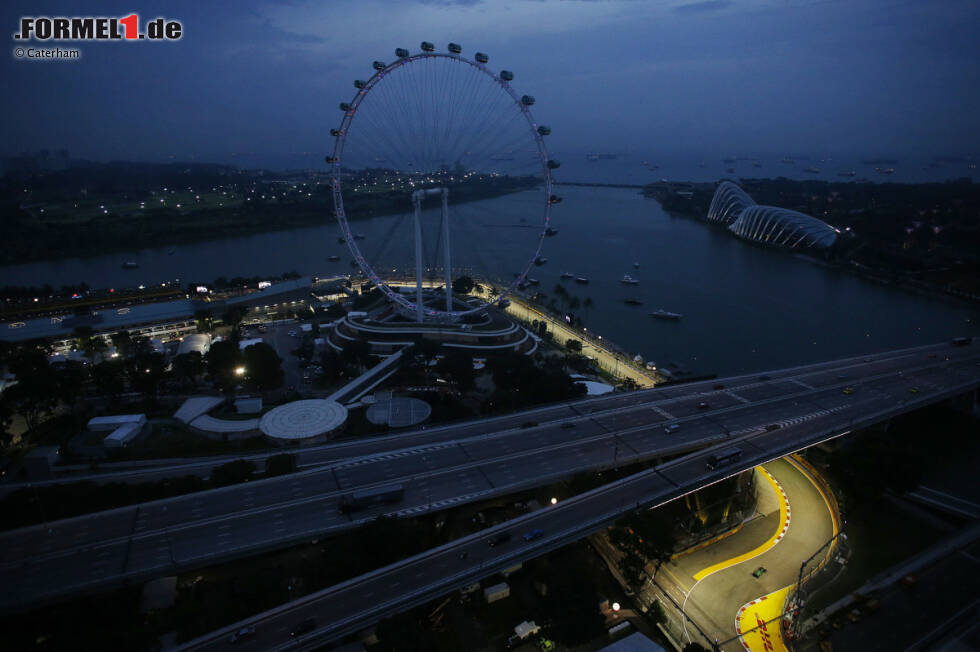 Foto zur News: Singapur, das ist der Grand Prix der tollen Bilder. Und der Grand Prix mit dem Riesenrad: Der &quot;Singapore Flyer&quot; (165 Meter) war bis April 2014 das höchste Riesenrad der Welt. Inzwischen ist er hinter dem &quot;Las Vegas High Roller&quot; nur noch die Nummer 2.