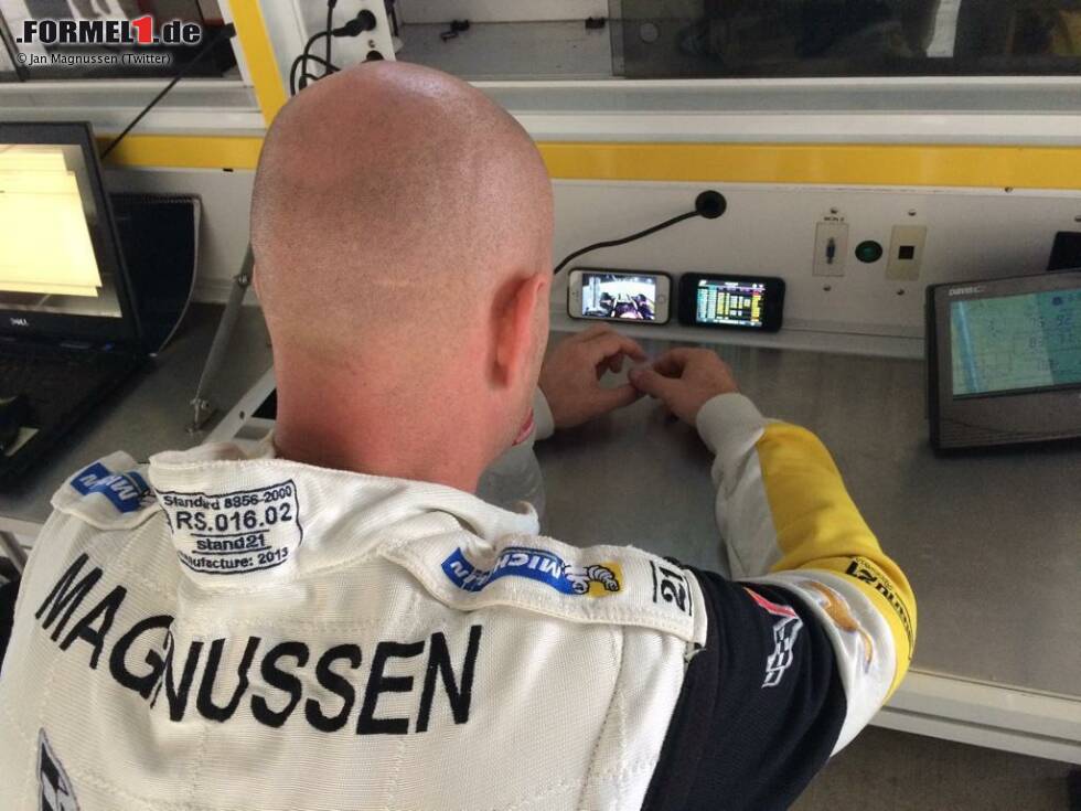 Foto zur News: Jan Magnussen fährt WEC in Texas, also fast am anderen Ende der Welt. Zum Glück gibt es Smartphones, um in Trainingspausen zu verfolgen, was Sohn Kevin so mit dem McLaren anstellt.