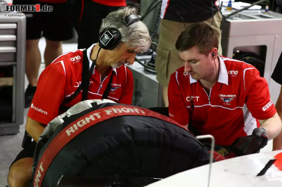 Damon Hill, Weltmeister von 1996, und sein Sky-Kollege Johnny Herbert üben sich für eine TV-Reportage als Mechaniker und schrauben einen Tag lang für das Marussia-Team. Selbst fahren ist den beiden früher leichter gefallen. Foto zur News: Damon Hill, Weltmeister von 1996, und sein Sky-Kollege Johnny Herbert üben sich für eine TV-Reportage als Mechaniker und schrauben einen Tag lang für das Marussia-Team. Selbst fahren ist den beiden früher leichter gefallen.