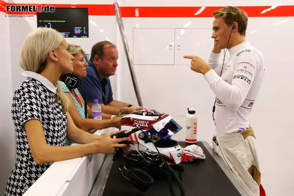 Blond ist bei Marussia offenbar Trendfarbe: Max Chilton plaudert mit Freundin Chloe Roberts und seinen Eltern, Mutter Nadine und dem stinkreichen Papa Grahame. Foto zur News: Blond ist bei Marussia offenbar Trendfarbe: Max Chilton plaudert mit Freundin Chloe Roberts und seinen Eltern, Mutter Nadine und dem stinkreichen Papa Grahame.