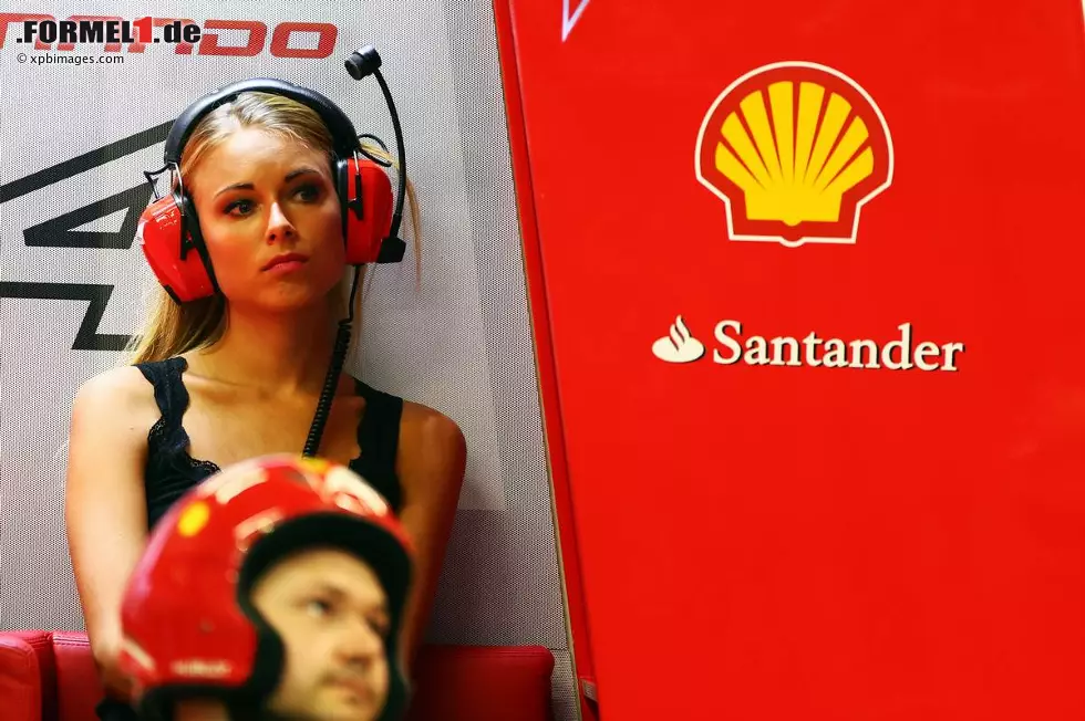 Wenn wir schon bei Blondinen sind: Dascha Kapustina, die Freundin von Fernando Alonso, drückt ihrem Liebsten in der Ferrari-Box die Daumen. Foto zur News: Wenn wir schon bei Blondinen sind: Dascha Kapustina, die Freundin von Fernando Alonso, drückt ihrem Liebsten in der Ferrari-Box die Daumen.