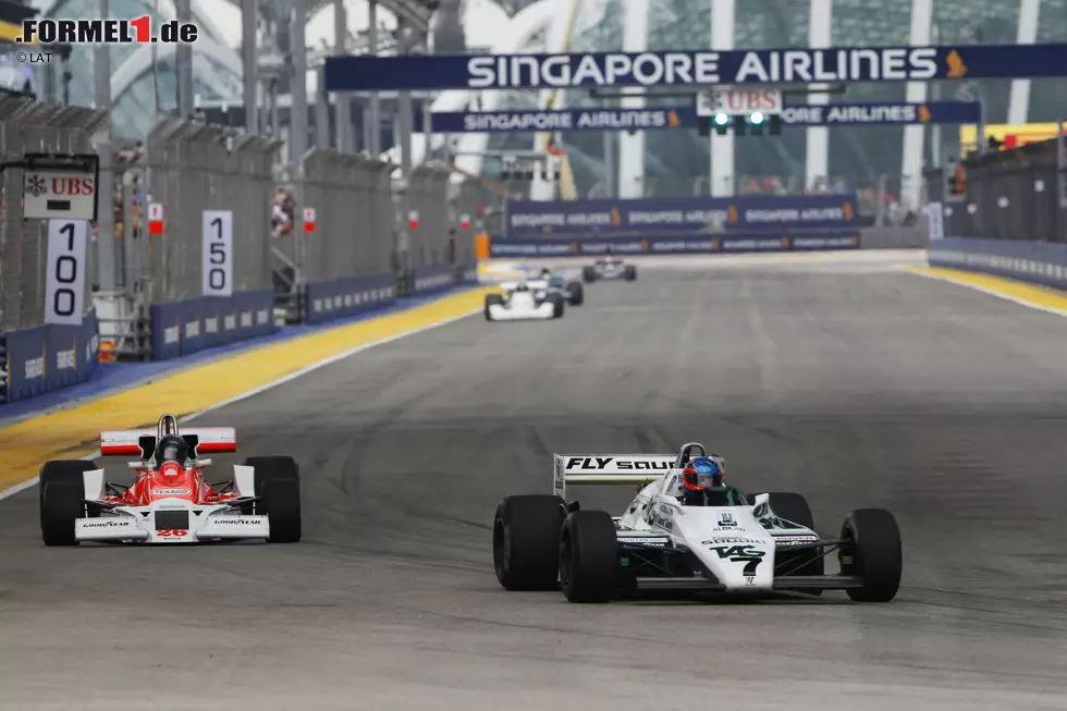 Österreich hat mit der Parade historischer Formel-1-Boliden einen neuen Trend gesetzt. Nach Spielberg und Silverstone gab's jetzt auch in Singapur ein Rahmenprogramm mit in die Jahre gekommenen Grand-Prix-Autos. Sogar mit richtigem Rennen. Sieger: der Copersucar, damals in den 1970ern eigentlich eine totale Gurke. Foto zur News: Österreich hat mit der Parade historischer Formel-1-Boliden einen neuen Trend gesetzt. Nach Spielberg und Silverstone gab's jetzt auch in Singapur ein Rahmenprogramm mit in die Jahre gekommenen Grand-Prix-Autos. Sogar mit richtigem Rennen. Sieger: der Copersucar, damals in den 1970ern eigentlich eine totale Gurke.