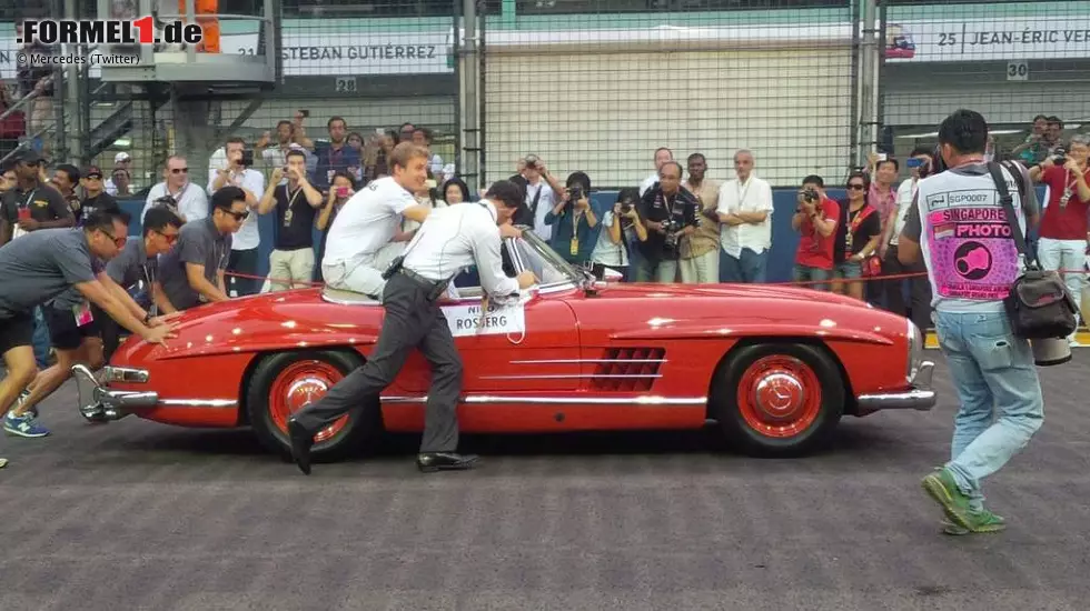 Schlechtes Omen für Nico Rosberg: Sein Oldtimer für die Fahrerparade braucht Starthilfe. Das sollte den WM-Leader eineinhalb Stunden später auch im Silberpfeil verfolgen... Foto zur News: Schlechtes Omen für Nico Rosberg: Sein Oldtimer für die Fahrerparade braucht Starthilfe. Das sollte den WM-Leader eineinhalb Stunden später auch im Silberpfeil verfolgen...