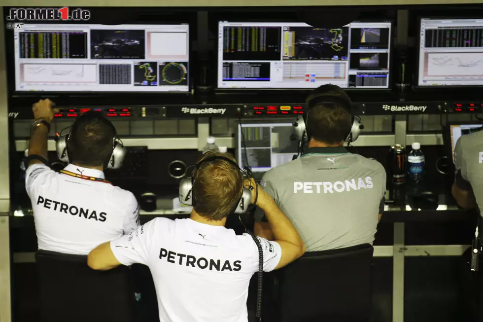 ... und zwar bis hin zum Ausfall: Gespannt schaut Rosberg zu, ob sein Teamkollege und schärfster WM-Rivale Lewis Hamilton die 25 Punkte wirklich ins Trockene bringt. Tut er. Damit Führungswechsel in der Gesamtwertung! Foto zur News: ... und zwar bis hin zum Ausfall: Gespannt schaut Rosberg zu, ob sein Teamkollege und schärfster WM-Rivale Lewis Hamilton die 25 Punkte wirklich ins Trockene bringt. Tut er. Damit Führungswechsel in der Gesamtwertung!