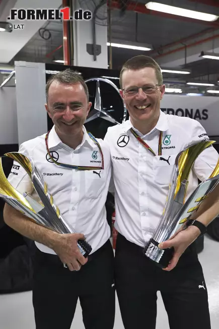 Die Masterminds hinter den Mercedes-Triumphen: Paddy Lowe (Chassis) und Andy Cowell (Antrieb) mit den Siegerpokalen von Singapur. Foto zur News: Die Masterminds hinter den Mercedes-Triumphen: Paddy Lowe (Chassis) und Andy Cowell (Antrieb) mit den Siegerpokalen von Singapur.