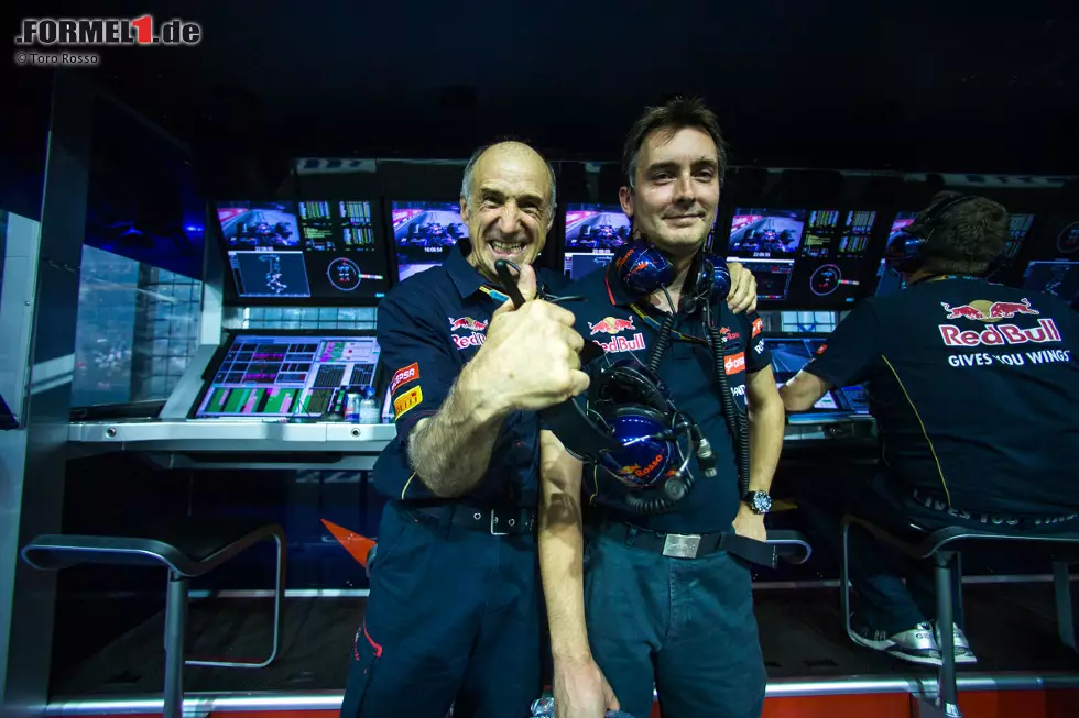 Auch ein sechster Platz kann ein bisschen wie ein Sieg sein: Franz Tost und James Key jubeln über die sensationelle Vorstellung von Jean-Eric Vergne. Der bekommt trotzdem keinen neuen Vertrag für 2015. Foto zur News: Auch ein sechster Platz kann ein bisschen wie ein Sieg sein: Franz Tost und James Key jubeln über die sensationelle Vorstellung von Jean-Eric Vergne. Der bekommt trotzdem keinen neuen Vertrag für 2015.