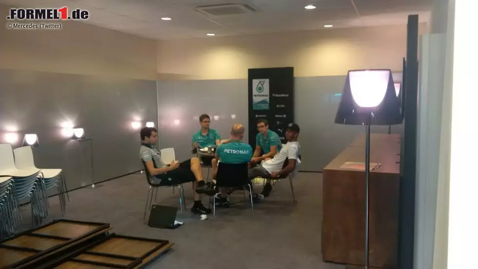 Nach dem Sieg ist vor dem WM-Titel? Lewis Hamilton ruht sich nicht auf seinen Lorbeeren aus, sondern sitzt bis spät in die Nacht hinein mit seinen Ingenieuren zusammen - um zu besprechen, wie er die frisch eroberte WM-Führung in zwei Wochen in Suzuka weiter ausbauen kann. Foto zur News: Nach dem Sieg ist vor dem WM-Titel? Lewis Hamilton ruht sich nicht auf seinen Lorbeeren aus, sondern sitzt bis spät in die Nacht hinein mit seinen Ingenieuren zusammen - um zu besprechen, wie er die frisch eroberte WM-Führung in zwei Wochen in Suzuka weiter ausbauen kann.