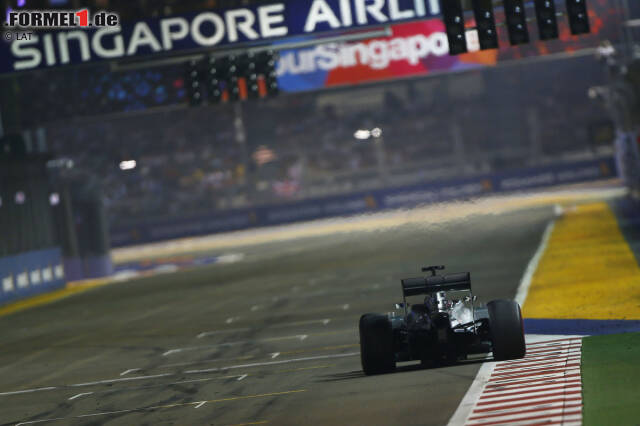 Foto zur News: The Straits Times (Singapur): "Hamilton spitze nach nächtlichem Highspeed-Drama. Der hochfliegende Lewis Hamilton sichert sich mit seinem zweiten Singapur-Sieg die Schlagzeilen, aber geredet wird über seinen Teamkollegen Nico Rosberg, der in der dramatischen Nacht vorzeitig aufgeben musste."