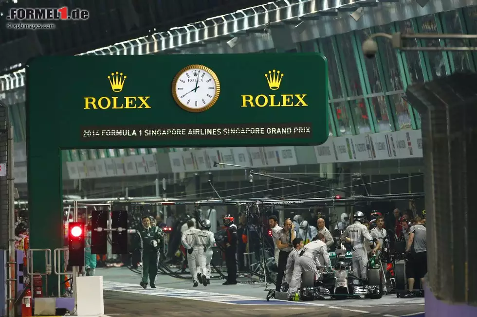 Daily Telegraph (Großbritannien): "Das Glück bevorzugt Hamilton, als Rosbergs Auto versagt. Das Unglückspendel ist wieder in Richtung Rosberg geschwungen und beschert Hamilton einen souveränen Sieg in Singapur sowie eine knappe Führung in der WM-Wertung. Letzten Endes wird dieses epische Duell nicht durch individuelle Klasse oder Geschwindigkeit entschieden, sondern dadurch, wie oft die Rennwagen den einen oder anderen noch im Stich lassen werden." Foto zur News: Daily Telegraph (Großbritannien): "Das Glück bevorzugt Hamilton, als Rosbergs Auto versagt. Das Unglückspendel ist wieder in Richtung Rosberg geschwungen und beschert Hamilton einen souveränen Sieg in Singapur sowie eine knappe Führung in der WM-Wertung. Letzten Endes wird dieses epische Duell nicht durch individuelle Klasse oder Geschwindigkeit entschieden, sondern dadurch, wie oft die Rennwagen den einen oder anderen noch im Stich lassen werden."
