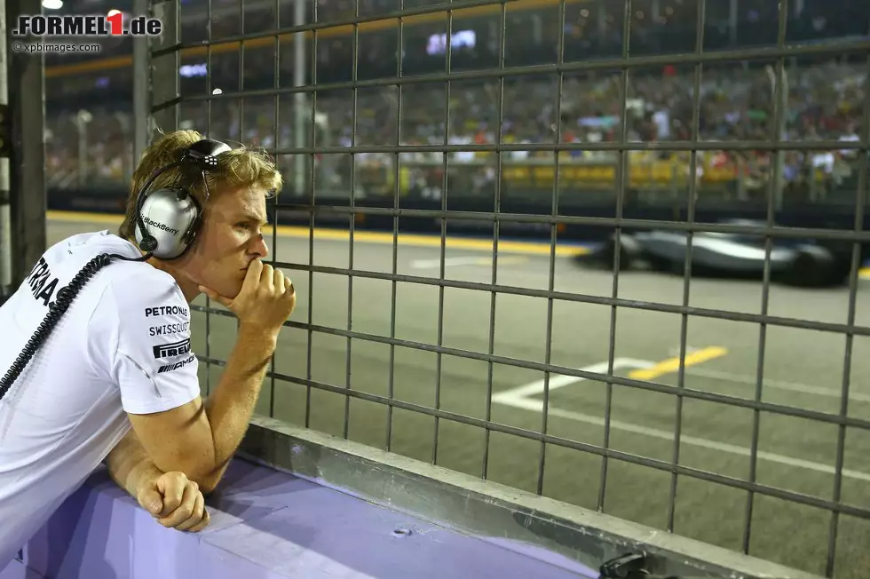 Foto zur News: Corriere della Sera (Italien): "Rosberg muss kapitulieren, ohne kämpfen zu können. Für Nico beginnt der Kreuzweg von Anfang an. Rosberg, der gewöhnt ist, Hamilton unter Druck zu setzen, muss die Niederlage hinnehmen. Vettel erobert wieder das Podium."