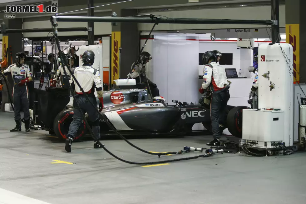 Foto zur News: Blick (Schweiz): "14. Sauber-Nuller bei Nachtshow. Hamilton krönt sich zum WM-Leader. Lewis Hamilton krönt sich in Singapur zum König der Nacht und nimmt Mercedes-Teamkollege Nico Rosberg die WM-Führung ab. Für Sauber gibt&#039;s einmal mehr nichts zu holen."