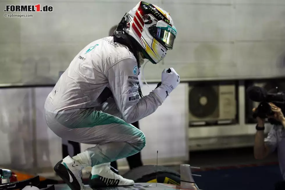 The Times (Großbritannien): "Lewis Hamiltons Traum wurde wahr, als er die Führung in der WM-Wertung mit einem Sieg in Singapur zurückeroberte. Der britische Fahrer mit dem deutschen Auto kam mit 22 Punkten Rückstand zur Marina-Bay-Rennstrecke, verlässt sie aber nach einer dramatischen Schicksalswende mit einem Drei-Punkte-Vorsprung." Foto zur News: The Times (Großbritannien): "Lewis Hamiltons Traum wurde wahr, als er die Führung in der WM-Wertung mit einem Sieg in Singapur zurückeroberte. Der britische Fahrer mit dem deutschen Auto kam mit 22 Punkten Rückstand zur Marina-Bay-Rennstrecke, verlässt sie aber nach einer dramatischen Schicksalswende mit einem Drei-Punkte-Vorsprung."