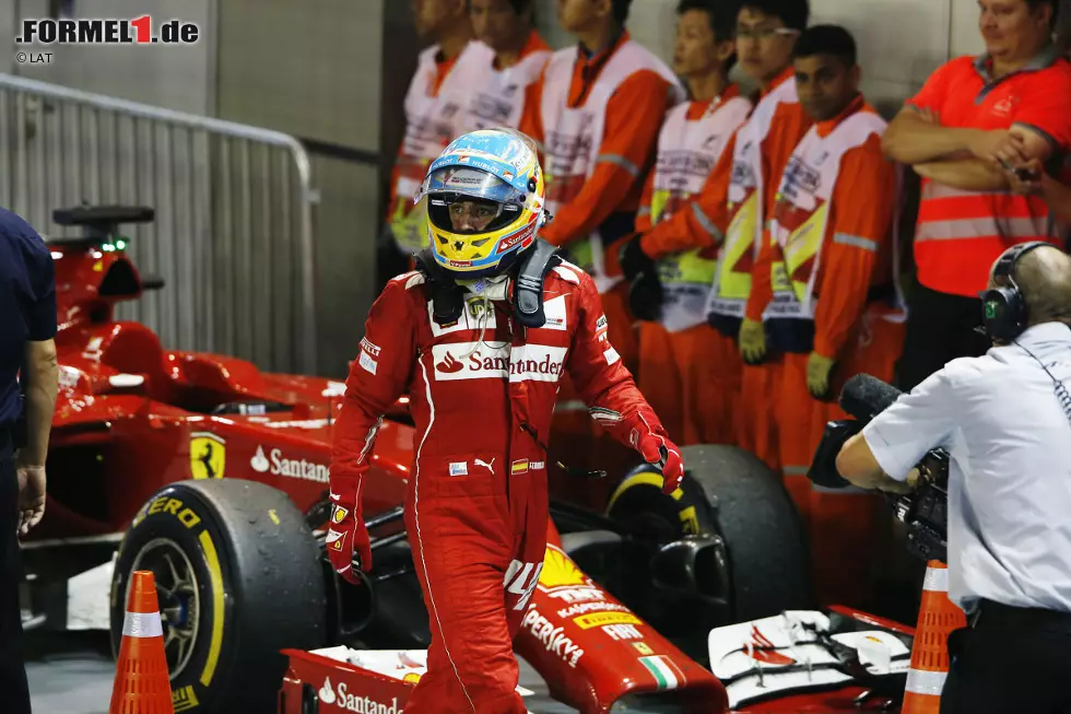 Sport (Spanien): "Sieg und Führung für Hamilton. Lewis Hamilton ist der neue Spitzenreiter nach seinem Sieg in Singapur, bei dem er die Aufgabe seines Rennkollegen Nico Rosberg für sich nutzen konnte. Sebastian Vettel holte sein bestes Saisonresultat. Fernando Alonso platzte in Singapur der Kragen. Er hat es satt, der Feuerwehrmann von Maranello zu sein." Foto zur News: Sport (Spanien): "Sieg und Führung für Hamilton. Lewis Hamilton ist der neue Spitzenreiter nach seinem Sieg in Singapur, bei dem er die Aufgabe seines Rennkollegen Nico Rosberg für sich nutzen konnte. Sebastian Vettel holte sein bestes Saisonresultat. Fernando Alonso platzte in Singapur der Kragen. Er hat es satt, der Feuerwehrmann von Maranello zu sein."