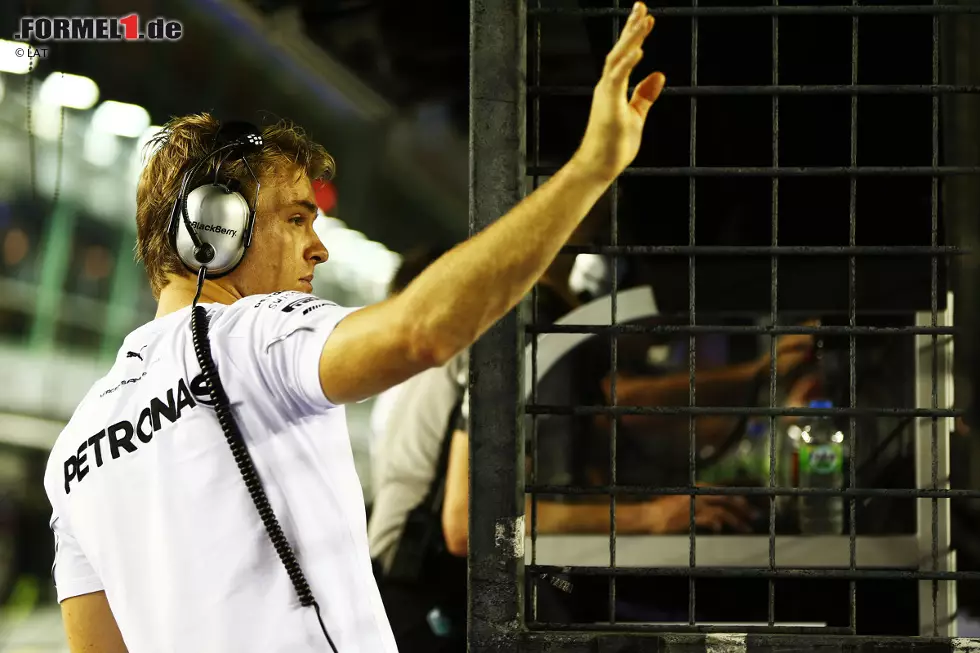 Daily Mail (Großbritannien): "Nico Rosbergs türkise Handschuhe zeigten seine Niederlage aus dem Cockpit seines kränkelnden Mercedes an. Und so übernahm Lewis Hamilton nach vier Monaten voller Unglück, Schmerzen und Verbitterung die Führung in der WM." Foto zur News: Daily Mail (Großbritannien): "Nico Rosbergs türkise Handschuhe zeigten seine Niederlage aus dem Cockpit seines kränkelnden Mercedes an. Und so übernahm Lewis Hamilton nach vier Monaten voller Unglück, Schmerzen und Verbitterung die Führung in der WM."