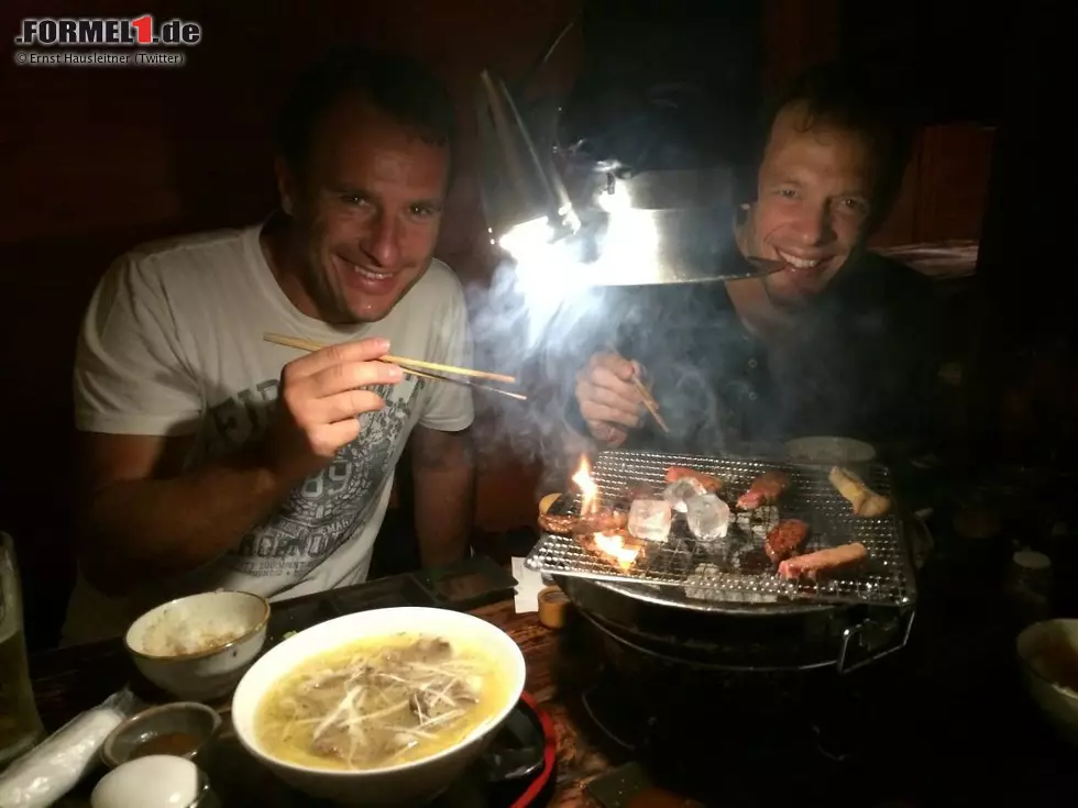 Foto zur News: Gut essen, davon verstehen auch die Österreicher was. Aber für das ORF-Kultduo Ernst Hausleitner und Alexander Wurz (in Suzuka übrigens zum neuen Chef der Fahrergewerkschaft GPDA gewählt) gibt&#039;s diesmal Japanisch statt Wiener Schnitzel. Und, ähm, gegrillte Eiswürfel...?