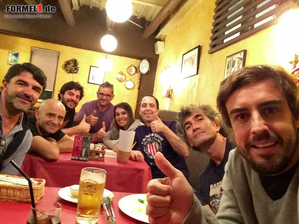 Angeblich soll sich Fernando Alonso in Suzuka ja heftig mit Ferrari-Boss Marco Mattiacci gestritten haben. Aber sieht so jemand aus, der sich gerade mit seinem Chef gefetzt hat? Oder steht da auf dem Tisch tatsächlich schon ein Frust-Bier? Foto zur News: Angeblich soll sich Fernando Alonso in Suzuka ja heftig mit Ferrari-Boss Marco Mattiacci gestritten haben. Aber sieht so jemand aus, der sich gerade mit seinem Chef gefetzt hat? Oder steht da auf dem Tisch tatsächlich schon ein Frust-Bier?