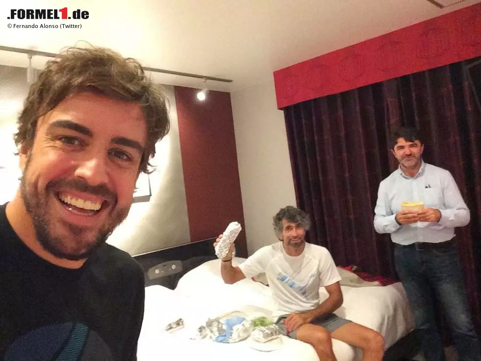 Das Spanier-Dinner beim Japaner fand am Samstag statt. Bereits am Donnerstag sollen die Fetzen geflogen sein. Aber auch am Donnerstag wirkt Alonso zumindest um 20:13 Uhr Ortszeit auf seinem Hotelzimmer ziemlich entspannt. Seine Gefolgschaft auch. Foto zur News: Das Spanier-Dinner beim Japaner fand am Samstag statt. Bereits am Donnerstag sollen die Fetzen geflogen sein. Aber auch am Donnerstag wirkt Alonso zumindest um 20:13 Uhr Ortszeit auf seinem Hotelzimmer ziemlich entspannt. Seine Gefolgschaft auch.
