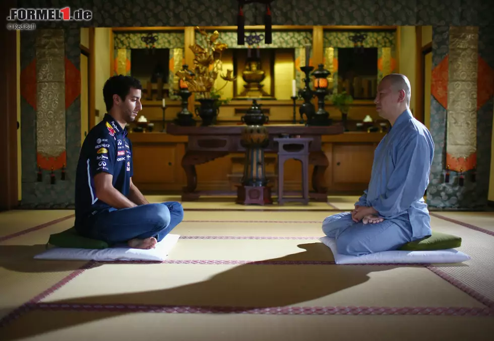An Daniel Ricciardo geht das alles sowieso spurlos vorbei. Der "Honigdachs", wie sich der australische Sonnyboy neuerdings selbst nennt, um seinen Kampfeshunger zu unterstreichen, ruht in Japan ganz in sich und ist dementsprechend zahm. Zumindest vor dem Rennwochenende. Foto zur News: An Daniel Ricciardo geht das alles sowieso spurlos vorbei. Der "Honigdachs", wie sich der australische Sonnyboy neuerdings selbst nennt, um seinen Kampfeshunger zu unterstreichen, ruht in Japan ganz in sich und ist dementsprechend zahm. Zumindest vor dem Rennwochenende.