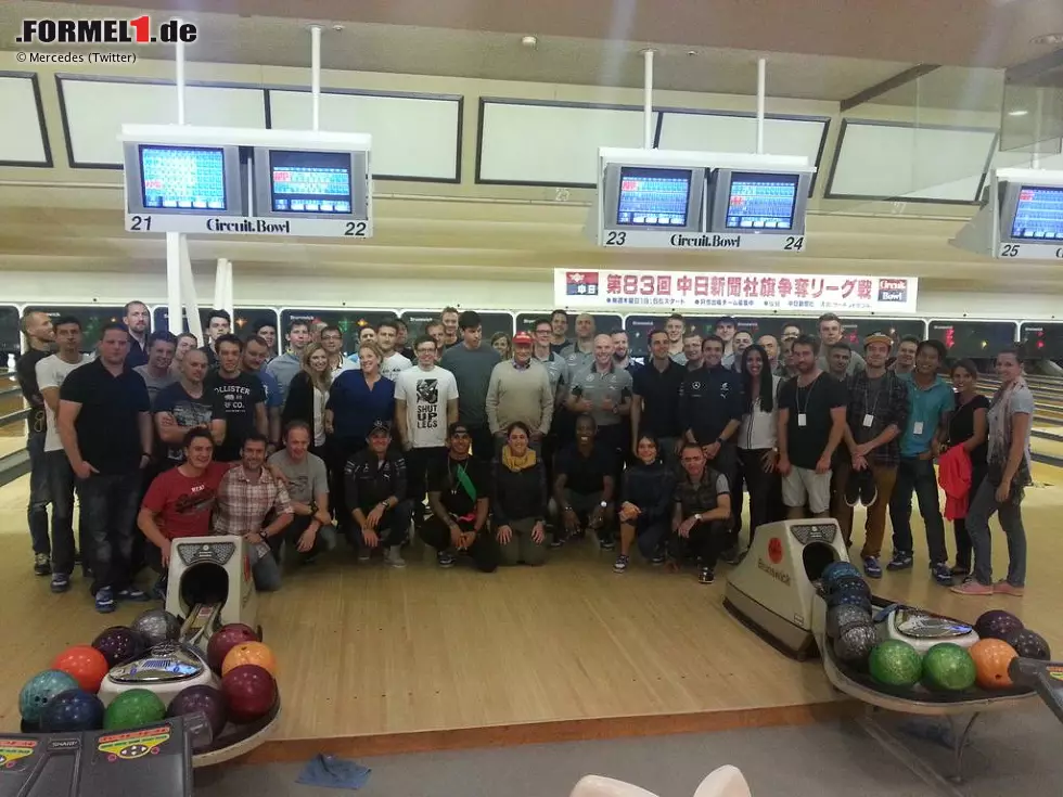 Gute Laune auch beim Team-Bowlingabend von Mercedes - und alle sind sie da: die Stars Nico Rosberg und Lewis Hamilton, Niki Lauda und sogar Toto Wolff, der wegen seiner Armverletzung mit links bowlen muss. Der in Österreich erlittene Fahrradunfall ist immer noch nicht ganz überstanden. Foto zur News: Gute Laune auch beim Team-Bowlingabend von Mercedes - und alle sind sie da: die Stars Nico Rosberg und Lewis Hamilton, Niki Lauda und sogar Toto Wolff, der wegen seiner Armverletzung mit links bowlen muss. Der in Österreich erlittene Fahrradunfall ist immer noch nicht ganz überstanden.