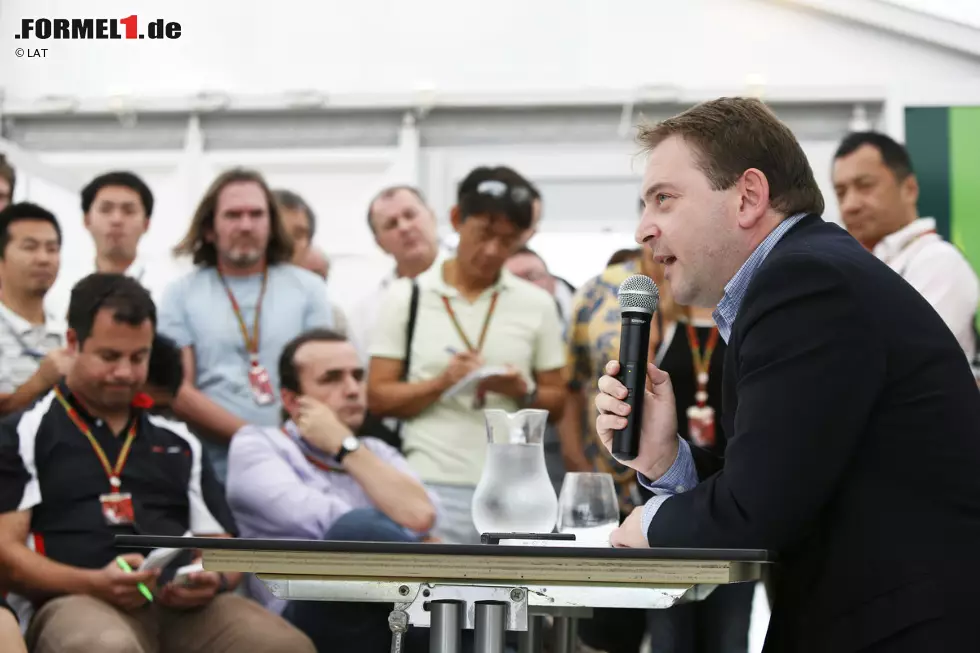 Er hat auch ohne Armverletzung nicht viel zu lachen: Manfredi Ravetto, Teamchef von Nachzügler Caterham. In Leafield taucht in letzter Zeit öfter mal der Gerichtsvollzieher auf. Aber nur bei der Nachbarsfirma, die nicht zum Formel-1-Team gehört, beteuert Ravetto. "Eine vergeudete Stunde meines Lebens", twittert ein Journalist nach der Pressekonferenz. Foto zur News: Er hat auch ohne Armverletzung nicht viel zu lachen: Manfredi Ravetto, Teamchef von Nachzügler Caterham. In Leafield taucht in letzter Zeit öfter mal der Gerichtsvollzieher auf. Aber nur bei der Nachbarsfirma, die nicht zum Formel-1-Team gehört, beteuert Ravetto. "Eine vergeudete Stunde meines Lebens", twittert ein Journalist nach der Pressekonferenz.
