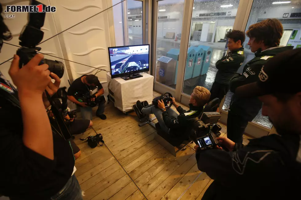 Man glaubt den Caterham-Chefs nicht. Amüsante Randnotiz: In der Suzuka-Hospitality steht ein Sotschi-Simulator zum Vergnügen für Gäste und Journalisten. Den echten Simulator in Leafield hat der Gerichtsvollzieher mitgenommen. Bestzeit fährt übrigens unser britischer Kollege Chris Medland. Dafür gibt's eine Flasche Sekt. Schampus, wird gewitzelt, kann sich Caterham derzeit nicht leisten. Foto zur News: Man glaubt den Caterham-Chefs nicht. Amüsante Randnotiz: In der Suzuka-Hospitality steht ein Sotschi-Simulator zum Vergnügen für Gäste und Journalisten. Den echten Simulator in Leafield hat der Gerichtsvollzieher mitgenommen. Bestzeit fährt übrigens unser britischer Kollege Chris Medland. Dafür gibt's eine Flasche Sekt. Schampus, wird gewitzelt, kann sich Caterham derzeit nicht leisten.