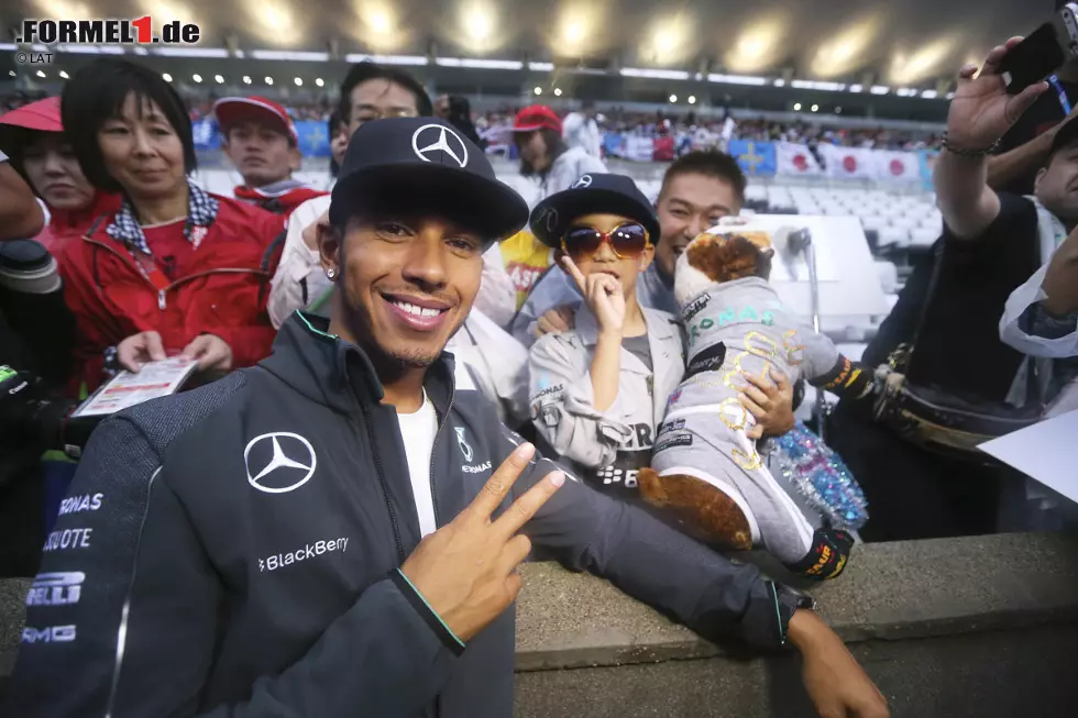 Dieser Junge gewinnt die Wahl zum originellsten Fan des Wochenendes, und das ist in Suzuka eine echte Challenge! Wir finden ja: Der Kleine sieht sogar cooler aus als der Original-Lewis. Und sein Fake-Roscoe, den er dem Formel-1-Champion als Gesellschaft für den echten Roscoe geschenkt hat, ist inzwischen zum Twitter-Star geworden. Foto zur News: Dieser Junge gewinnt die Wahl zum originellsten Fan des Wochenendes, und das ist in Suzuka eine echte Challenge! Wir finden ja: Der Kleine sieht sogar cooler aus als der Original-Lewis. Und sein Fake-Roscoe, den er dem Formel-1-Champion als Gesellschaft für den echten Roscoe geschenkt hat, ist inzwischen zum Twitter-Star geworden.
