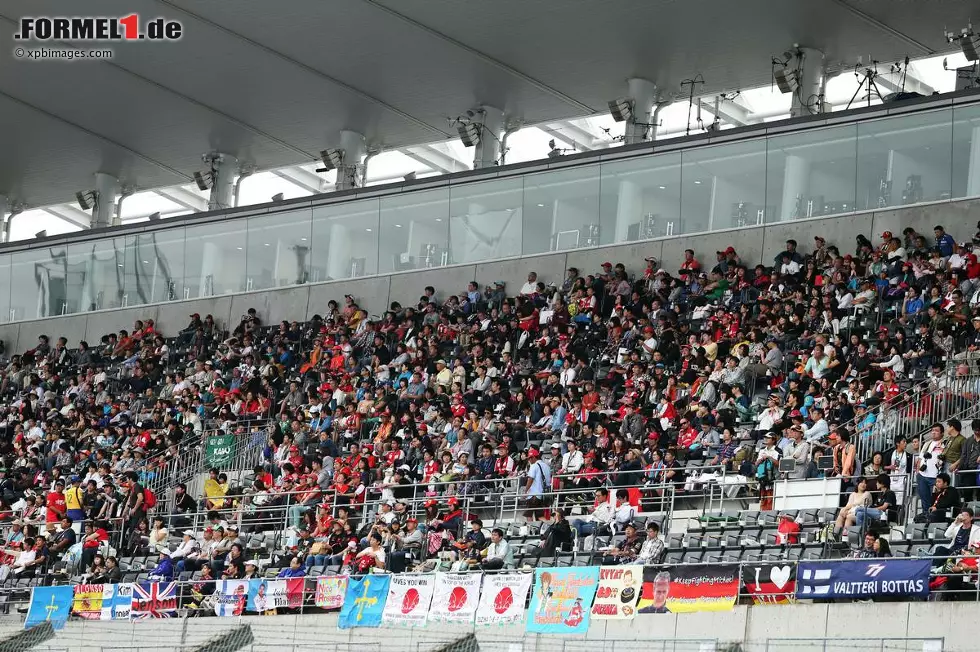 Volle Haupttribüne in Suzuka, und das nicht etwa am Renn-, sondern schon am Donnerstag. Jawohl, richtig gelesen! Die Zeiten, in denen die Eintrittskarten unter über einer Million Bewerber verlost werden müssen, sind aber auch in Japan vorbei. 72.000 trotzen am Sonntag dem miserablen Wetter. Foto zur News: Volle Haupttribüne in Suzuka, und das nicht etwa am Renn-, sondern schon am Donnerstag. Jawohl, richtig gelesen! Die Zeiten, in denen die Eintrittskarten unter über einer Million Bewerber verlost werden müssen, sind aber auch in Japan vorbei. 72.000 trotzen am Sonntag dem miserablen Wetter.