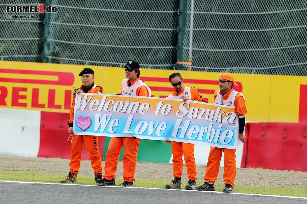 "Wir lieben Herbie": Gemeint ist nicht etwa der lustige VW-Käfer, sondern Herbie Blash, neben Charlie Whiting zweiter Rennleiter der FIA. Die Streckenposten in Suzuka wissen, wie sie sich bei ihren "Chefs" einschleimen können. Foto zur News: "Wir lieben Herbie": Gemeint ist nicht etwa der lustige VW-Käfer, sondern Herbie Blash, neben Charlie Whiting zweiter Rennleiter der FIA. Die Streckenposten in Suzuka wissen, wie sie sich bei ihren "Chefs" einschleimen können.