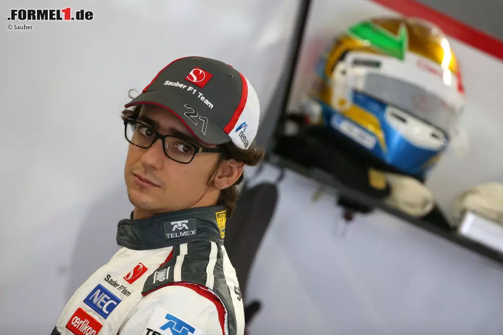 Da müssen wir zweimal hinschauen: Esteban Gutierrez trägt auch unterm Helm neuerdings Brille, allerdings nur beim Fahren. Seit Singapur, wie uns Sauber mitteilt. Davor waren es Kontaktlinsen. Foto zur News: Da müssen wir zweimal hinschauen: Esteban Gutierrez trägt auch unterm Helm neuerdings Brille, allerdings nur beim Fahren. Seit Singapur, wie uns Sauber mitteilt. Davor waren es Kontaktlinsen.