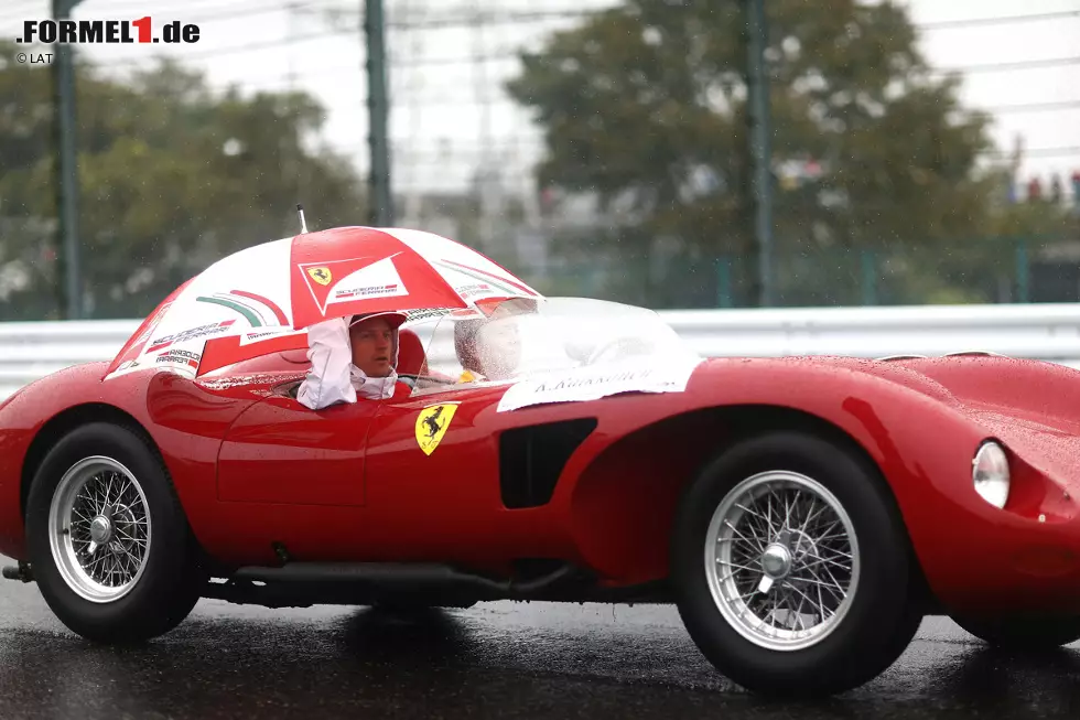 Das Konzept der Fahrerparade ist eigentlich, dass die Fans ihre Helden einmal aus nächster Nähe zu sehen bekommen, ohne im Helm versteckte Gesichter. Aber wenn kein Helm da ist, dann versteckt sich Kimi Räikkönen halt unter dem Regenschirm. Classic "Iceman". Foto zur News: Das Konzept der Fahrerparade ist eigentlich, dass die Fans ihre Helden einmal aus nächster Nähe zu sehen bekommen, ohne im Helm versteckte Gesichter. Aber wenn kein Helm da ist, dann versteckt sich Kimi Räikkönen halt unter dem Regenschirm. Classic "Iceman".