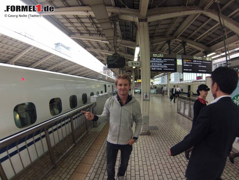 Foto zur News: Jenson Button fährt zwar standesgemäß mit blauem Rolls-Royce nach Suzuka, doch die meisten anderen Fahrer kommen per Zug. Der ist in Japan stets pünktlich und superschnell, sodass sich nicht einmal Nico Rosberg für diese Art der Anreise zu schade ist. Tenor: Davon kann sich die Deutsche Bahn eine Scheibe abschneiden!