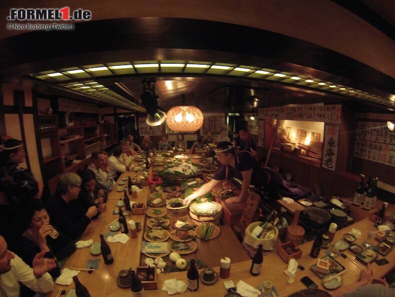 Das bei der Anreise gesparte Geld setzt Nico aber gleich anderswo um, und zwar im "besten Restaurant von Tokio", wie er auf Facebook schreibt. Das bei der Anreise gesparte Geld setzt Nico aber gleich anderswo um, und zwar im "besten Restaurant von Tokio", wie er auf Facebook schreibt.
