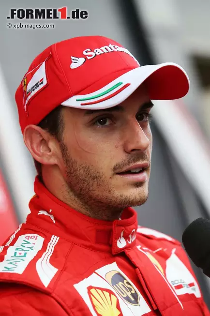 Foto zur News: Corriere dello Sport (Italien): "Absurder Unfall! Bianchi kämpft um sein Leben. Dieses Unglück bezeugt, dass die Formel 1 niemals nachlassen darf, wenn es um Sicherheitsfragen geht. Zwischen Angst und Pannen erlebt Ferrari wieder einen schwarzen Tag. Bianchi ist ein Spitzenpilot der Ferrari-Akademie. Er ist der erste Pilot, der am Ausbildungsprogramm für junge Piloten in Maranello teilgenommen hat."