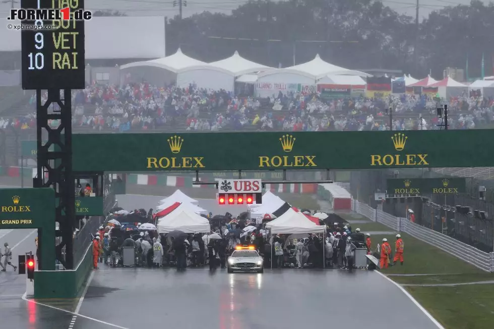 As (Spanien): "Ferrari erleidet Schiffbruch in Suzuka, und Hamilton gewinnt zum wiederholten Male. Dieser seltsame Grand Prix endet böse. Bianchi muss versorgt werden. Bei intensivem Regen sollten die Sicherheitsbestimmungen verschärft werden." Foto zur News: As (Spanien): "Ferrari erleidet Schiffbruch in Suzuka, und Hamilton gewinnt zum wiederholten Male. Dieser seltsame Grand Prix endet böse. Bianchi muss versorgt werden. Bei intensivem Regen sollten die Sicherheitsbestimmungen verschärft werden."