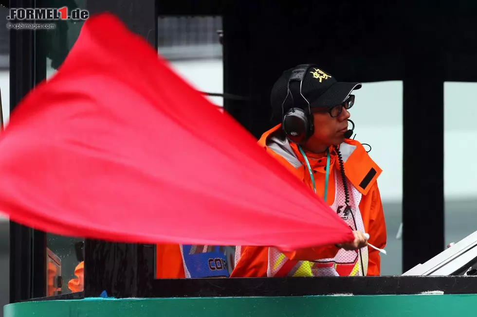 Foto zur News: Sport (Spanien): "Hamilton setzt sich bei dem von einem schweren Unfall überschatteten Grand Prix von Japan durch. Das Rennen endete sechs Runden vor den geplanten 53 wegen der roten Flagge, die nach dem Unfall des Franzosen Jules Bianchi gehisst wurde. Sein Zustand ist kritisch."