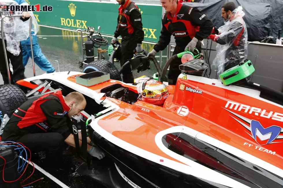 The Times (Großbritannien): "Aufstrebender Formel-1-Star kämpft um sein Leben nach Crash in Suzuka. Lewis Hamiltons dritter Sieg nacheinander wird von einem schrecklichen Unfall von Jules Bianchi überschattet. Der 25 Jahre alte Franzose erlitt schwere Verletzungen und wurde operiert." Foto zur News: The Times (Großbritannien): "Aufstrebender Formel-1-Star kämpft um sein Leben nach Crash in Suzuka. Lewis Hamiltons dritter Sieg nacheinander wird von einem schrecklichen Unfall von Jules Bianchi überschattet. Der 25 Jahre alte Franzose erlitt schwere Verletzungen und wurde operiert."