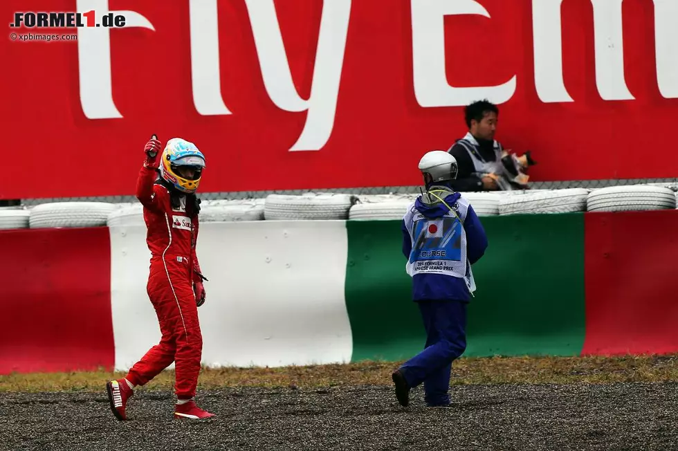 Foto zur News: El Mundo Deportivo (Spanien): "Hamilton gewinnt einen Grand Prix, der wegen des schweren Unfalls von Bianchi frühzeitig beendet wurde. Fernando Alonso blieb stehen und musste kurz nach der zweiten Runde aufgeben. Den Piloten und der gesamten Formel-1-Welt war die Schwere des Unfalls bewusst, auf dem Podium wurde nicht gejubelt."