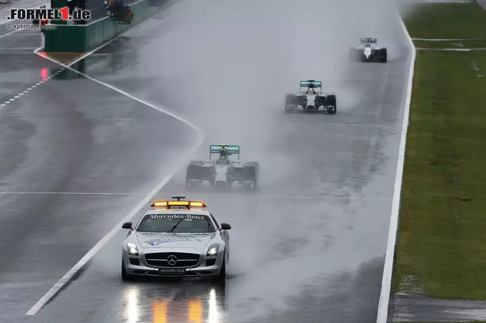 Foto zur News: Neue Zürcher Zeitung (Schweiz): "Chaos und Kummer. Zum achten Mal in dieser Saison gelingt Mercedes ein Zweifach-Erfolg. In Suzuka gewinnt Lewis Hamilton vor Nico Rosberg. Doch das Rennen wird vom schweren Unfall Jules Bianchis überschattet. Ihm ist die Verkettung unglücklicher Umstände zum Verhängnis geworden. Nach dem Unfall und dem Rennabbruch bleibt die Lage unübersichtlich, zudem gibt es Ungereimtheiten."