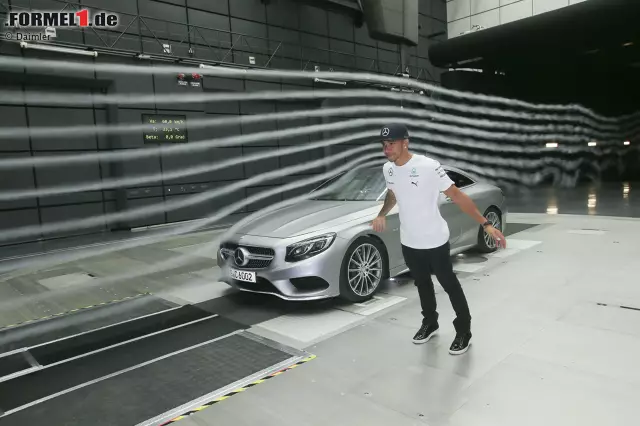 Foto zur News: Besuch beim Arbeitgeber: Lewis Hamilton kommt mit dem Silverstone-Sieg im Gepäck nach Hockenheim, feiert aber erst noch mit den Mercedes-Mitarbeitern im Werk Sindelfingen. Dort fasziniert ihn der Windkanal am meisten.