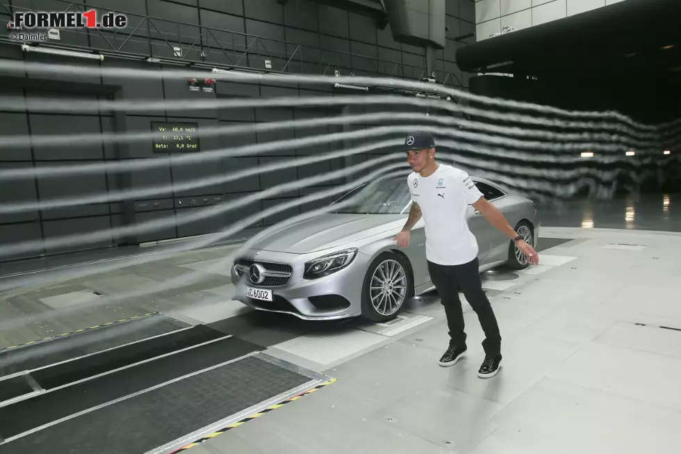 Besuch beim Arbeitgeber: Lewis Hamilton kommt mit dem Silverstone-Sieg im Gepäck nach Hockenheim, feiert aber erst noch mit den Mercedes-Mitarbeitern im Werk Sindelfingen. Dort fasziniert ihn der Windkanal am meisten. Foto zur News: Besuch beim Arbeitgeber: Lewis Hamilton kommt mit dem Silverstone-Sieg im Gepäck nach Hockenheim, feiert aber erst noch mit den Mercedes-Mitarbeitern im Werk Sindelfingen. Dort fasziniert ihn der Windkanal am meisten.