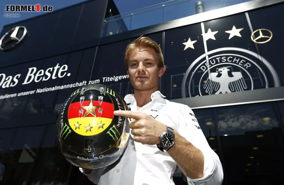 Nur sein Plan, mit WM-Pokal am Helm zu fahren, wird von der FIFA durchkreuzt. Um rechtliche Konsequenzen zu vermeiden, respektiert Rosberg die Ermahnung des Verbandes und ersetzt den Pokal durch den vierten Stern. Der am im DFB-Look daherkommenden Silberpfeil-Motorhome übrigens ganz "in Mercedes" strahlt. Foto zur News: Nur sein Plan, mit WM-Pokal am Helm zu fahren, wird von der FIFA durchkreuzt. Um rechtliche Konsequenzen zu vermeiden, respektiert Rosberg die Ermahnung des Verbandes und ersetzt den Pokal durch den vierten Stern. Der am im DFB-Look daherkommenden Silberpfeil-Motorhome übrigens ganz "in Mercedes" strahlt.