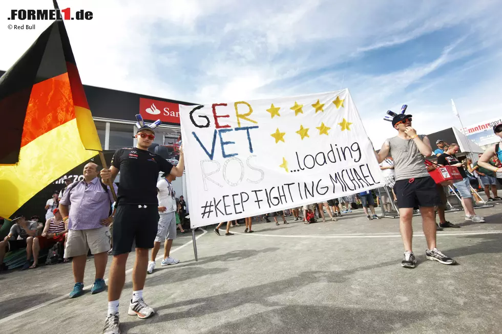 Vier Sterne für Deutschland, vier für Vettel, schon sieben für Schumi, dessen Frau Corinna sich zumindest im Programmheft zu Wort meldet: Hockenheim denkt an seine Helden. Nur Nico Rosberg hat noch ein bisschen Arbeit vor sich. Foto zur News: Vier Sterne für Deutschland, vier für Vettel, schon sieben für Schumi, dessen Frau Corinna sich zumindest im Programmheft zu Wort meldet: Hockenheim denkt an seine Helden. Nur Nico Rosberg hat noch ein bisschen Arbeit vor sich.