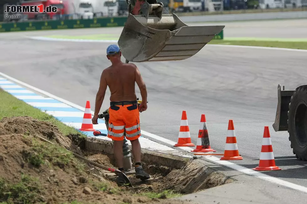 Genau wie dieser junge Mann, der die Rennstrecke auf Vordermann bringt. Warum hier so kurz vor Trainingsbeginn noch einmal aufgegraben wird, entzieht sich aber unserer Kenntnis. Foto zur News: Genau wie dieser junge Mann, der die Rennstrecke auf Vordermann bringt. Warum hier so kurz vor Trainingsbeginn noch einmal aufgegraben wird, entzieht sich aber unserer Kenntnis.