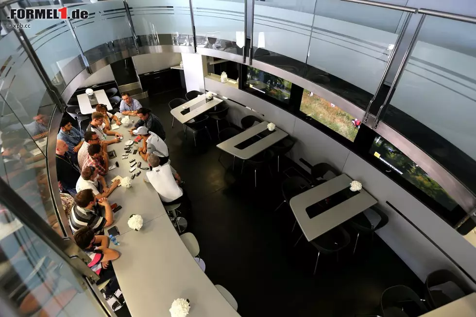 Medientermin mit Jenson Button im Brand-Center von McLaren. Inmitten der Armada britischer Journalisten auch unser Reporter Stefan Ziegler. Foto zur News: Medientermin mit Jenson Button im Brand-Center von McLaren. Inmitten der Armada britischer Journalisten auch unser Reporter Stefan Ziegler.