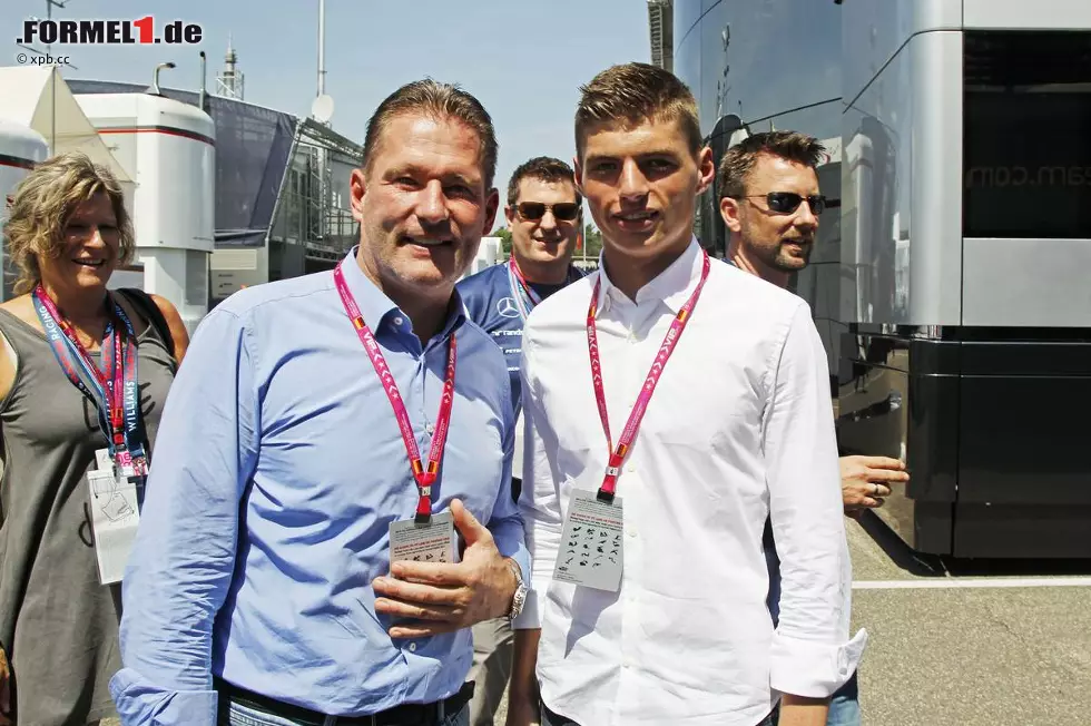 Jos Verstappen hat einst als Benetton-Teamkollege von Michael Schumacher keinen Stich gemacht, sein Sohn Max gilt aber als kommendes Supertalent. Kann nicht schaden, schon mal im Formel-1-Paddock erste Kontakte zu knüpfen. Foto zur News: Jos Verstappen hat einst als Benetton-Teamkollege von Michael Schumacher keinen Stich gemacht, sein Sohn Max gilt aber als kommendes Supertalent. Kann nicht schaden, schon mal im Formel-1-Paddock erste Kontakte zu knüpfen.