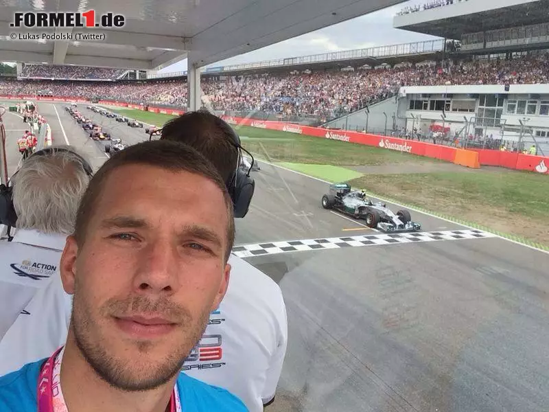 Als Fußball-Weltmeister darf man alles: Lukas Podolski beim Start im Tower der Rennleitung. Im Hintergrund startet Charlie Whiting gerade den Grand Prix. Foto zur News: Als Fußball-Weltmeister darf man alles: Lukas Podolski beim Start im Tower der Rennleitung. Im Hintergrund startet Charlie Whiting gerade den Grand Prix.