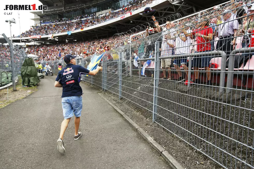 Die, die da sind, sorgen aber für gute Stimmung. Zum Beispiel während der Fahrerparade, als Sebastian Vettel im Motodrom aus seinem Oldtimer springt und signierte Red-Bull-Kappen verteilt. Foto zur News: Die, die da sind, sorgen aber für gute Stimmung. Zum Beispiel während der Fahrerparade, als Sebastian Vettel im Motodrom aus seinem Oldtimer springt und signierte Red-Bull-Kappen verteilt.
