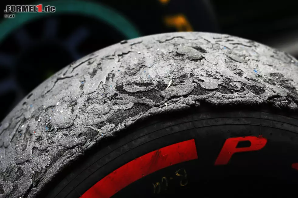 Superweich ist halt zu weich: So sieht ein Pirelli-Reifensatz nach einem Stint aus. Auf der an und für sich schon abgefahrenen Lauffläche kleben lose Gummistücke, die vom Asphalt wieder aufgesammelt werden. Foto zur News: Superweich ist halt zu weich: So sieht ein Pirelli-Reifensatz nach einem Stint aus. Auf der an und für sich schon abgefahrenen Lauffläche kleben lose Gummistücke, die vom Asphalt wieder aufgesammelt werden.